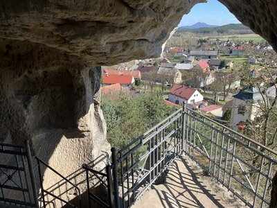 výstup na vrcholové plató s výhledem na obec