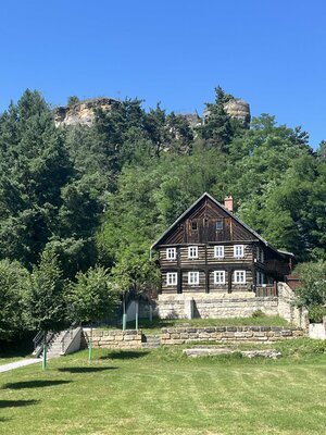 před výstupem 