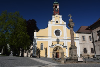 Police nad Metují - Selendrův sloup před klášterním kostelem Nanebevzetí Panny Marie