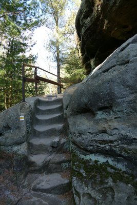 na žluté turistické značce