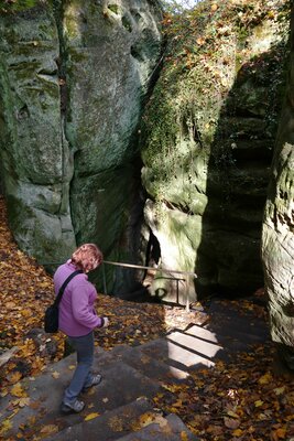 Jeden z úzkých průchodů uprostřed skalního města