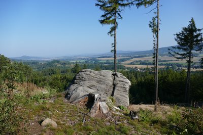 Výhled k Ještědu z mýtiny mezi Přivýšinou a Bradou