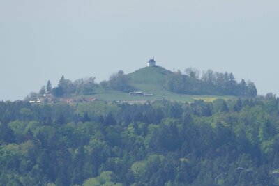 Vyskeř v dálce nad Hrubou Skálou