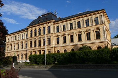 Střední lesnická škola v sousedství zámku