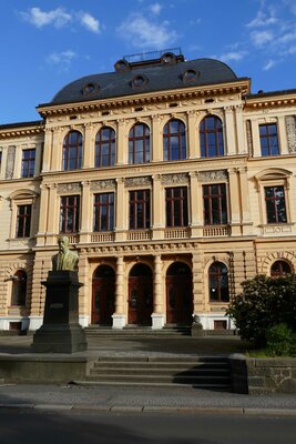 Střední lesnická škola v sousedství zámku se sochou T. G. M.