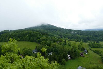 Jedlová v jarních mracích