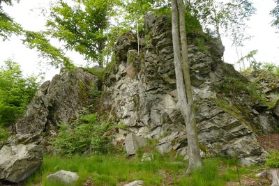 Jedna ze skal na cestě k výšině