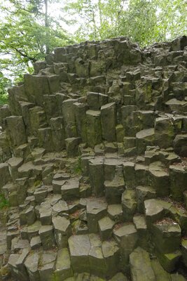 Čedičové výchozy na úpatí rozhledny
