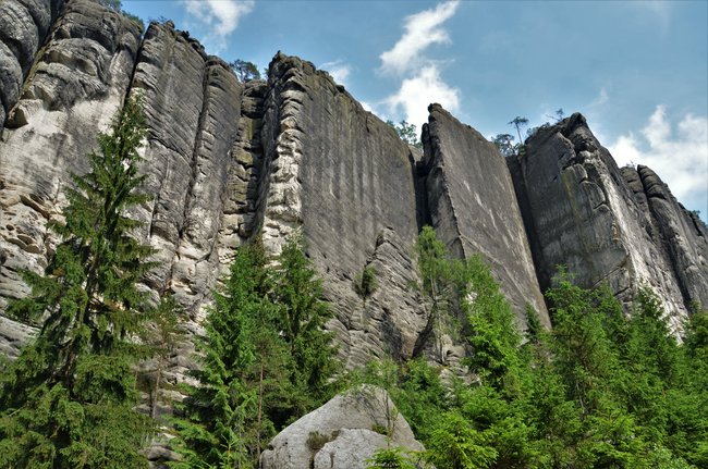 Omezení vstupu do části Teplických skal kvůli hnízdění sokola stěhovavého