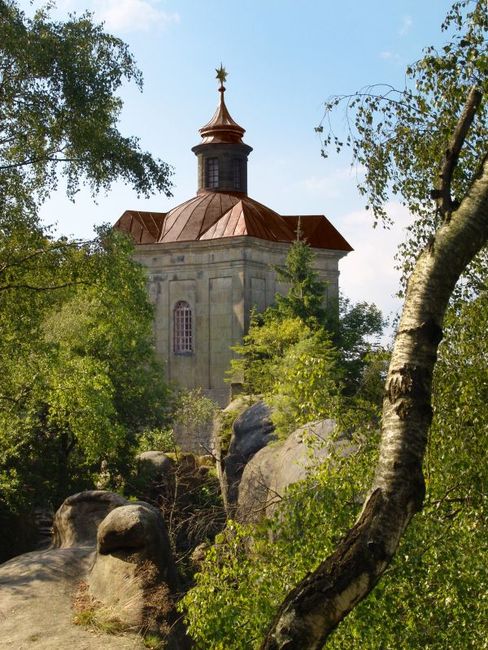 Z Meziměstí na Hvězdu a do Broumova