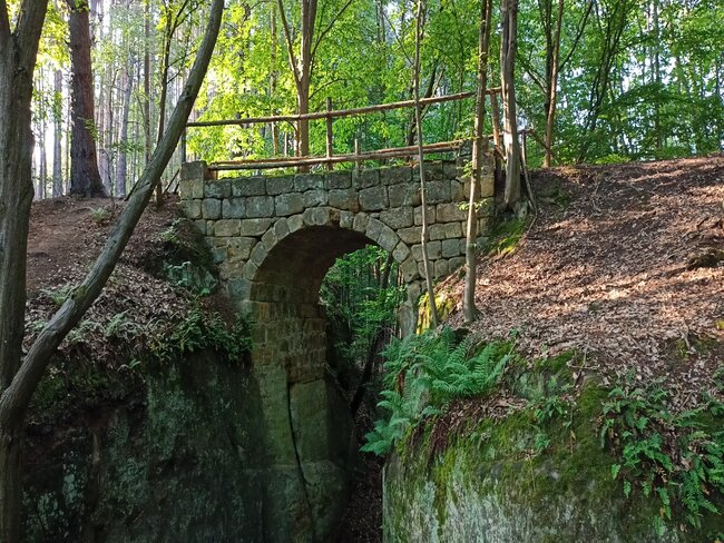 Jestřebický kamenný most