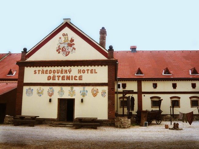 Středověký hotel Dětenice